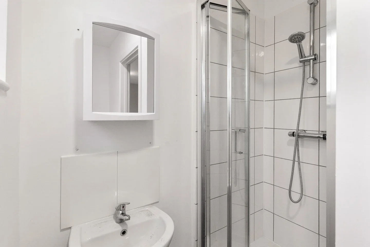 Flat Hornchurch Road in Greater London