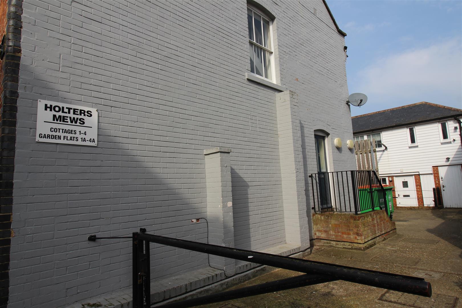 Flat Holters Mews in Canterbury
