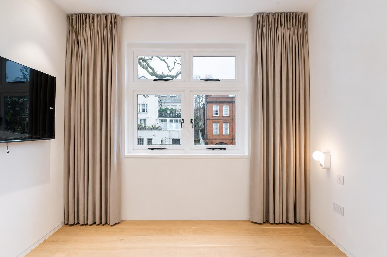 Flat Daleham Gardens in Greater London