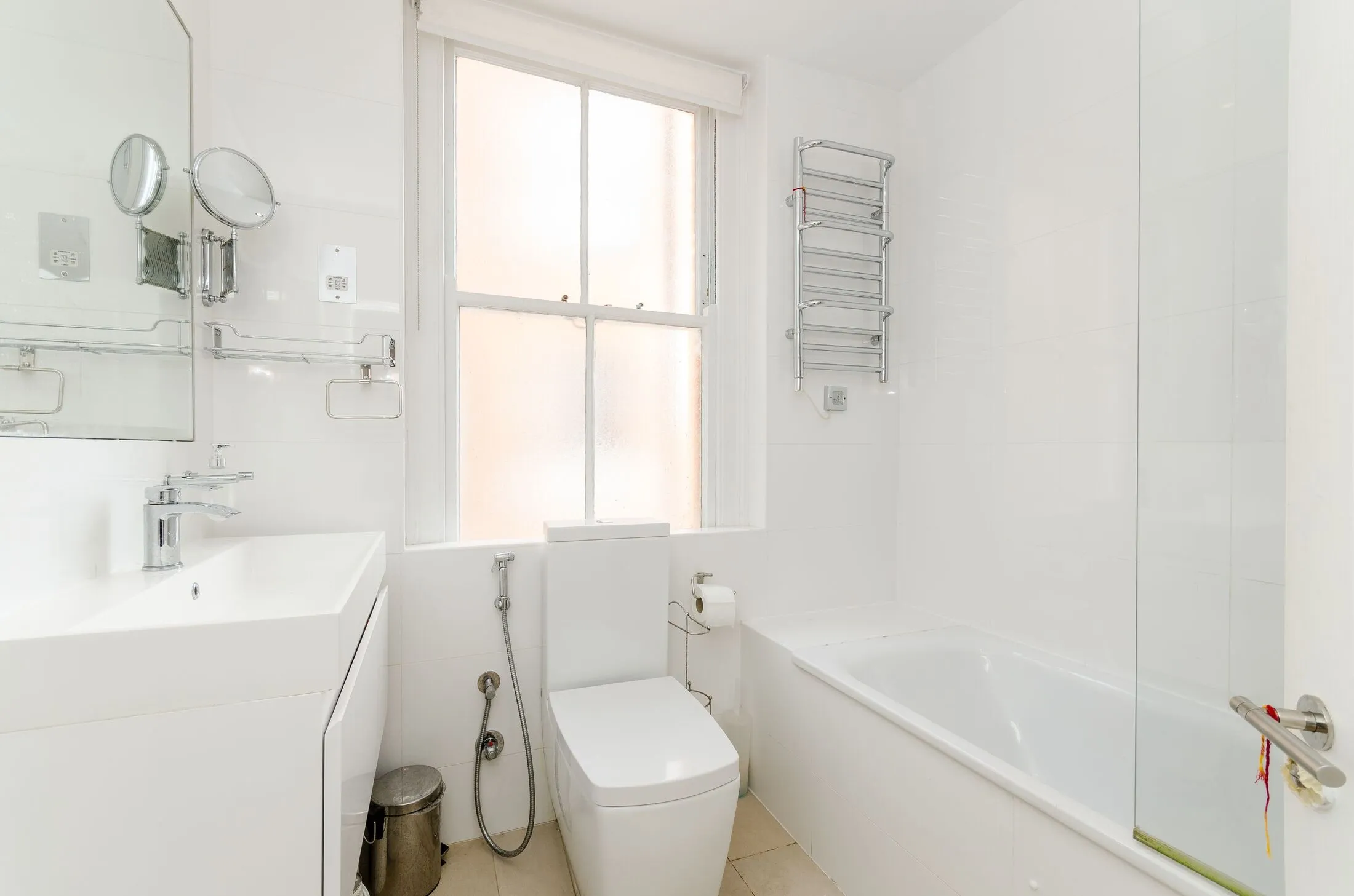 Flat Beaumont Crescent in Greater London