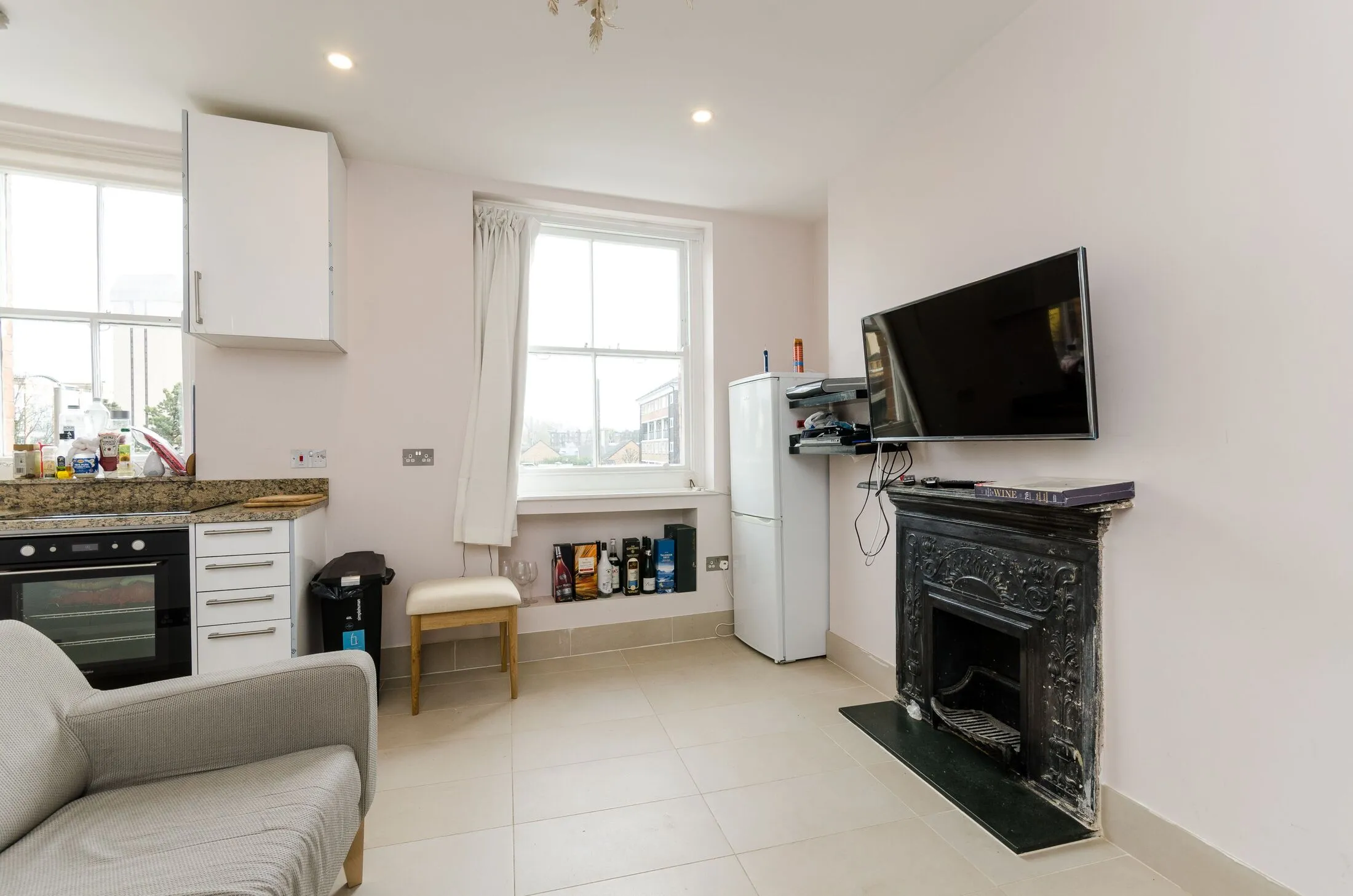 Flat Beaumont Crescent in Greater London
