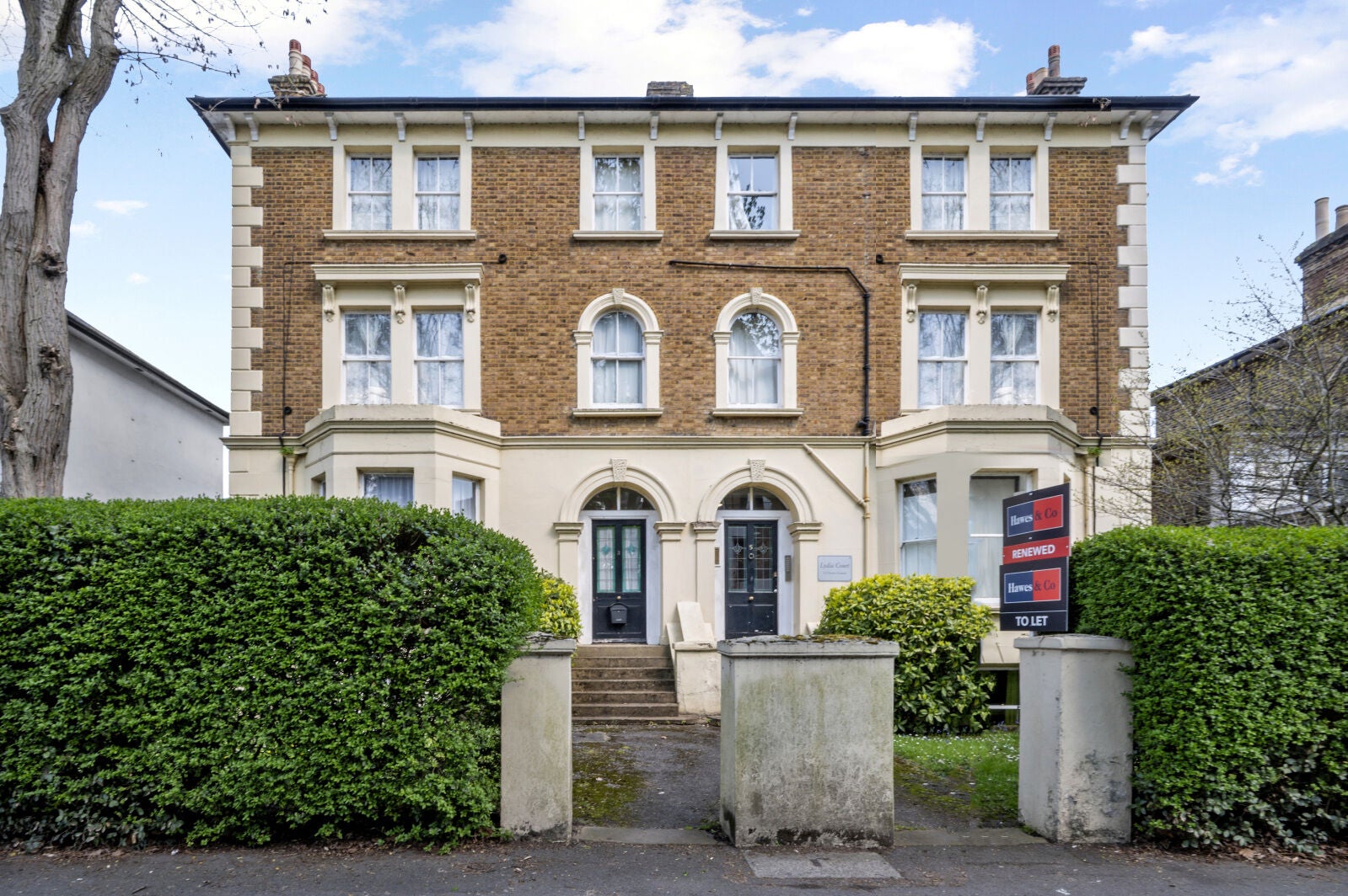 Flat Grove Crescent in Greater London