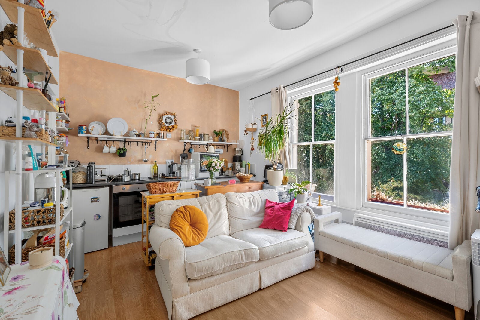 Flat Grove Crescent in Greater London
