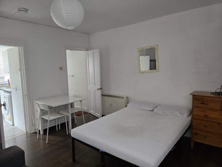 Flat Ley Street in Greater London
