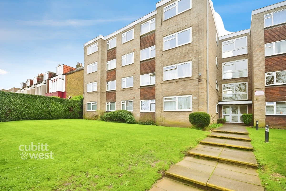 Flat Jupiter Court in Portsmouth
