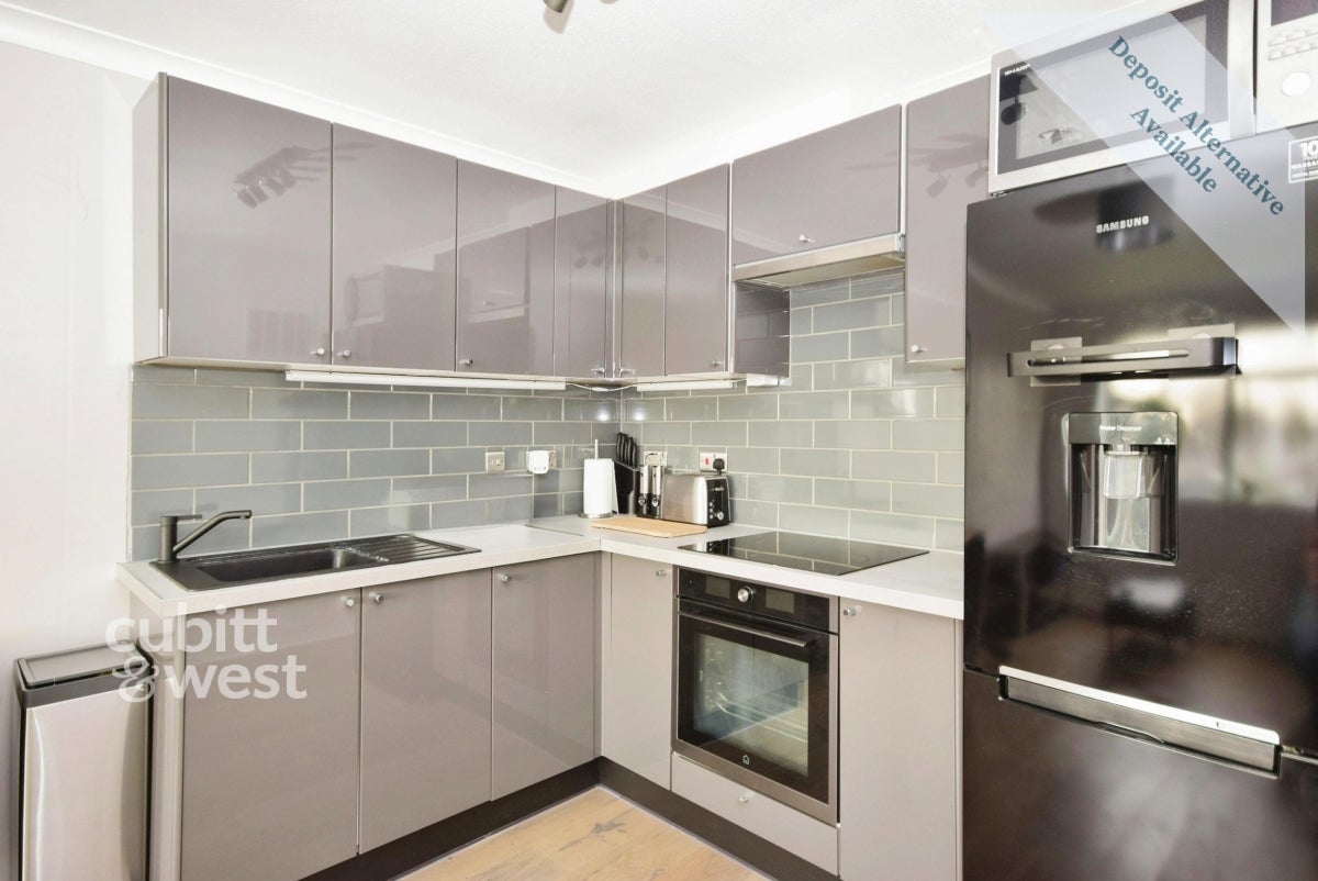 Flat Wheatcroft Court in Greater London