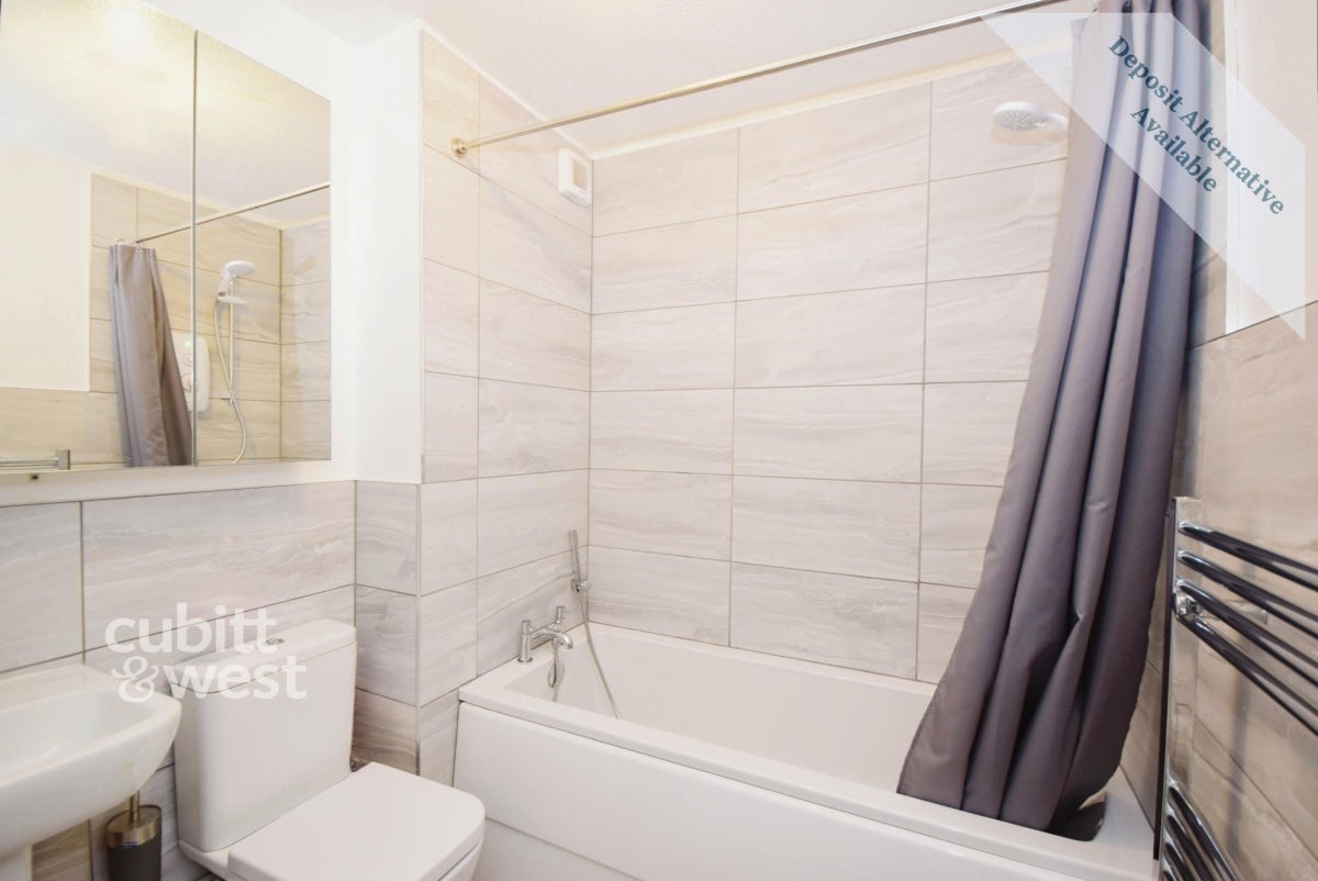 Flat Wheatcroft Court in Greater London