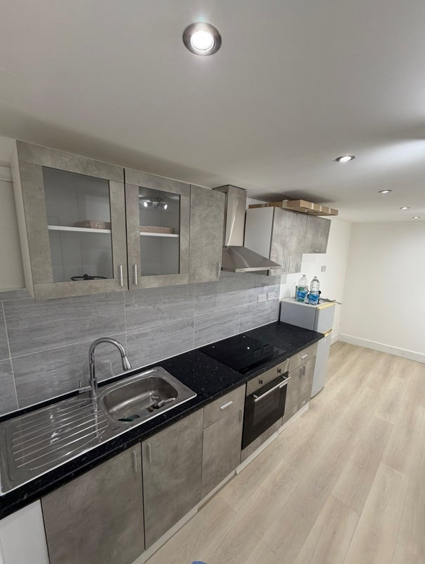 Flat Forty Avenue in Greater London