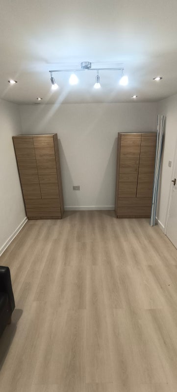 Flat Forty Avenue in Greater London