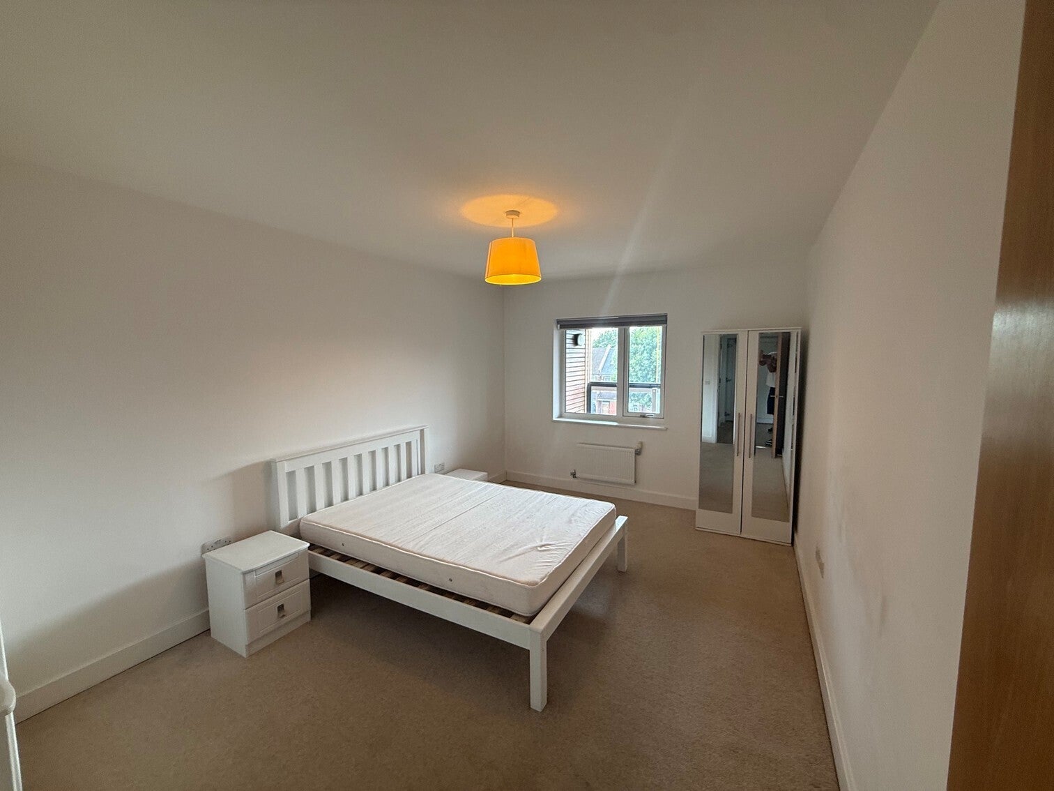 Flat Bowes Road in Greater London