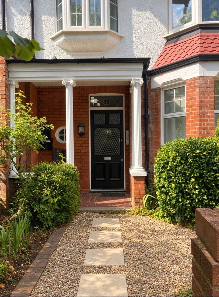 Flat Bingham Road in Greater London
