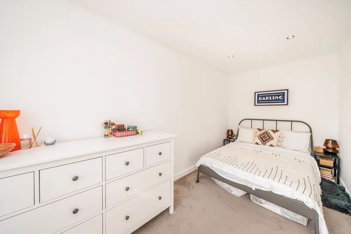 Flat Melliss Avenue in Greater London