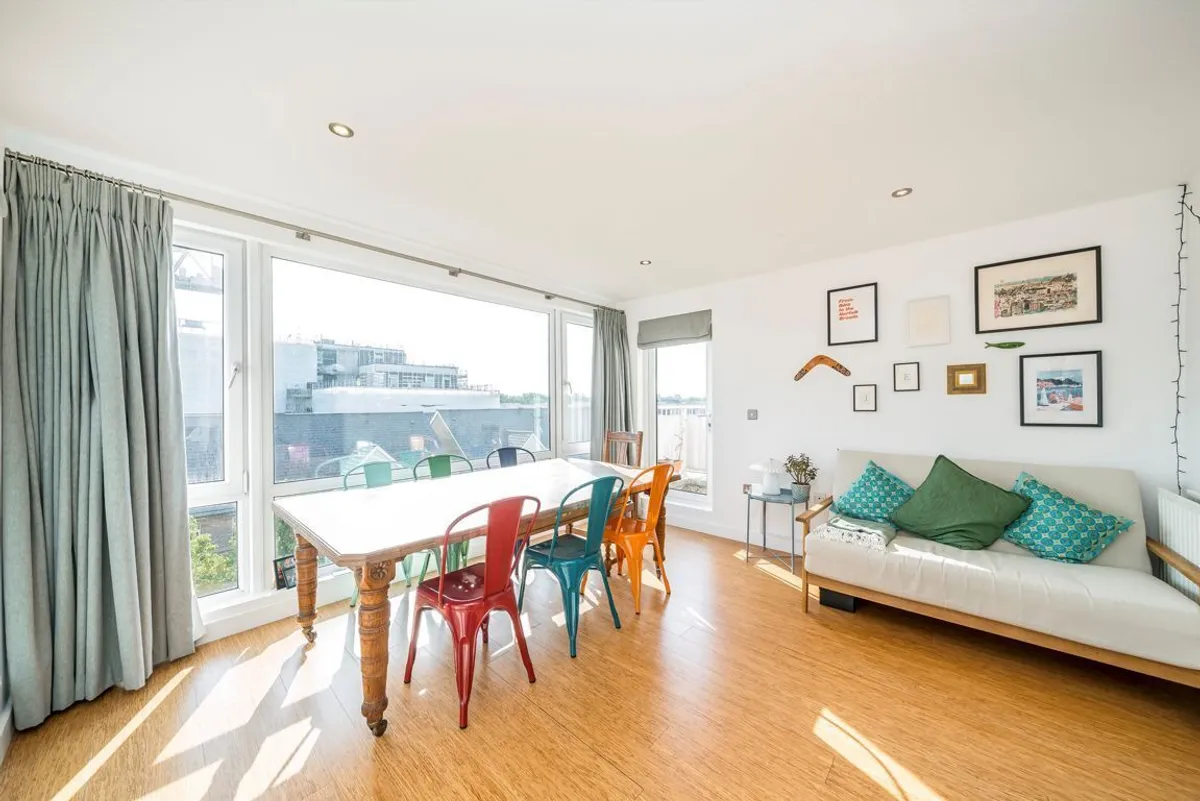 Flat Melliss Avenue in Greater London