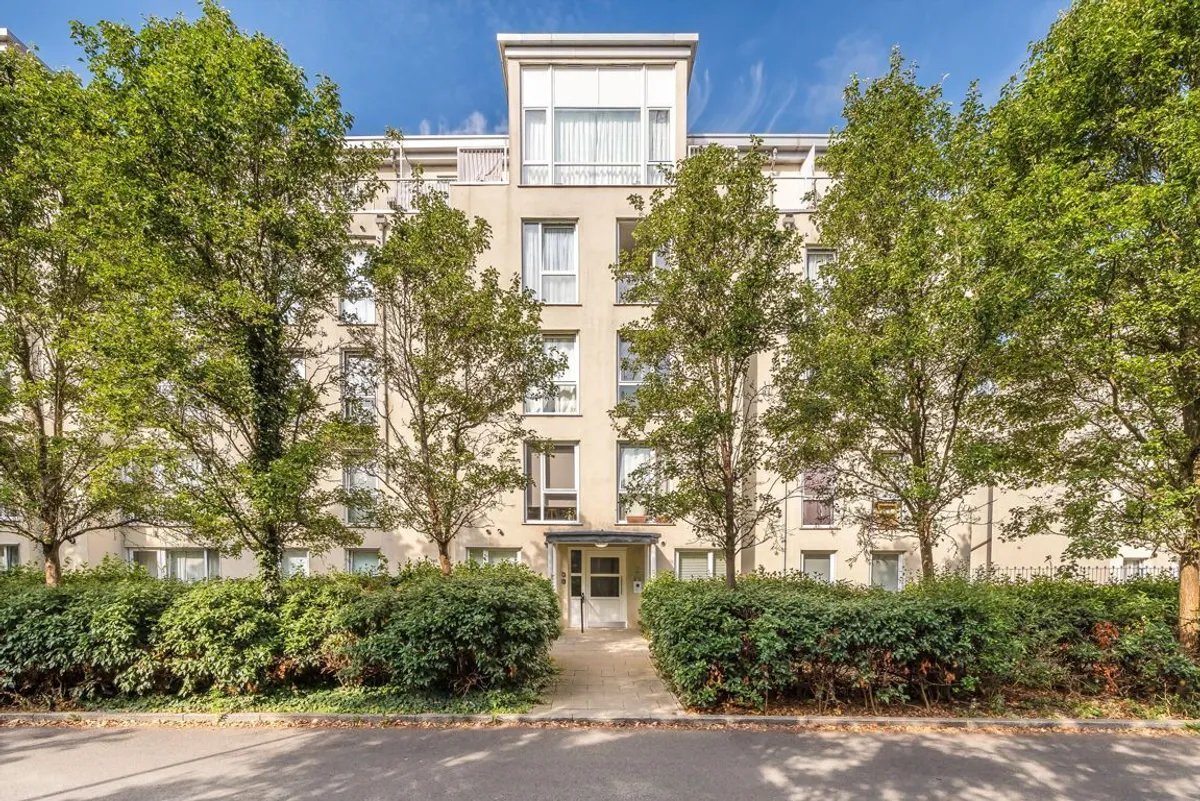 Flat Melliss Avenue in Greater London