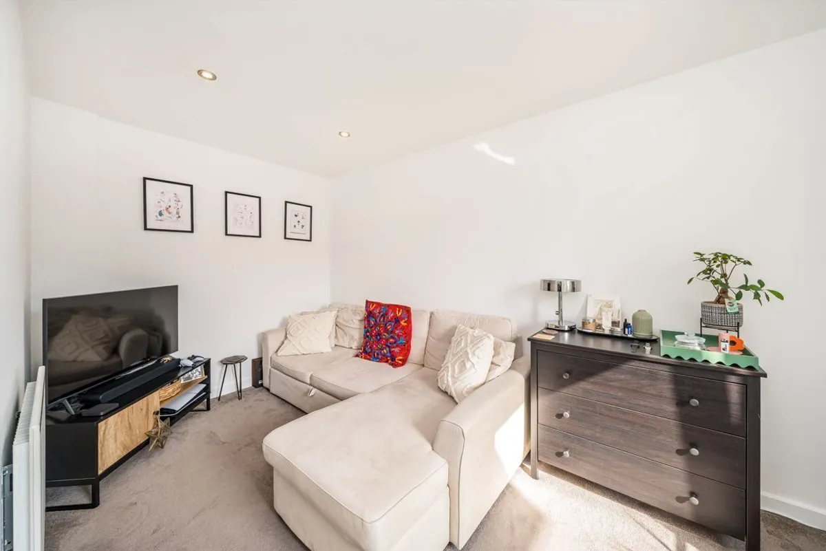 Flat Melliss Avenue in Greater London
