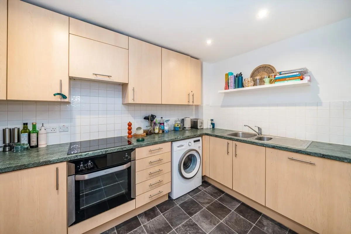 Flat Melliss Avenue in Greater London