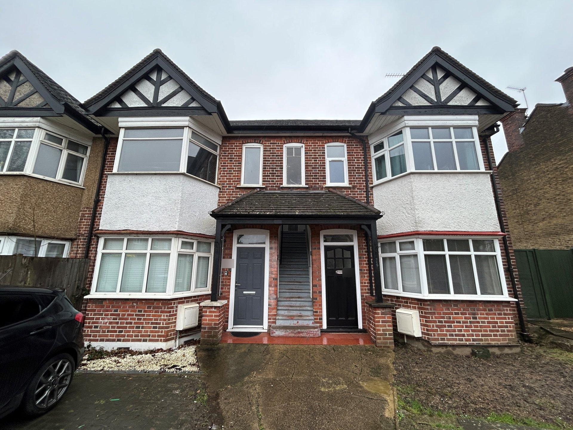 Flat Christchurch Avenue in Greater London