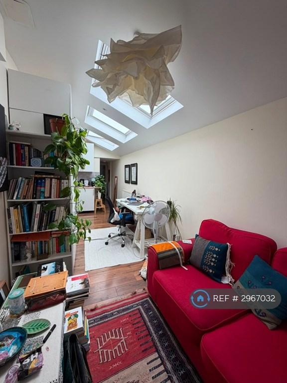 Flat Ruxley Lane in Epsom and Ewell