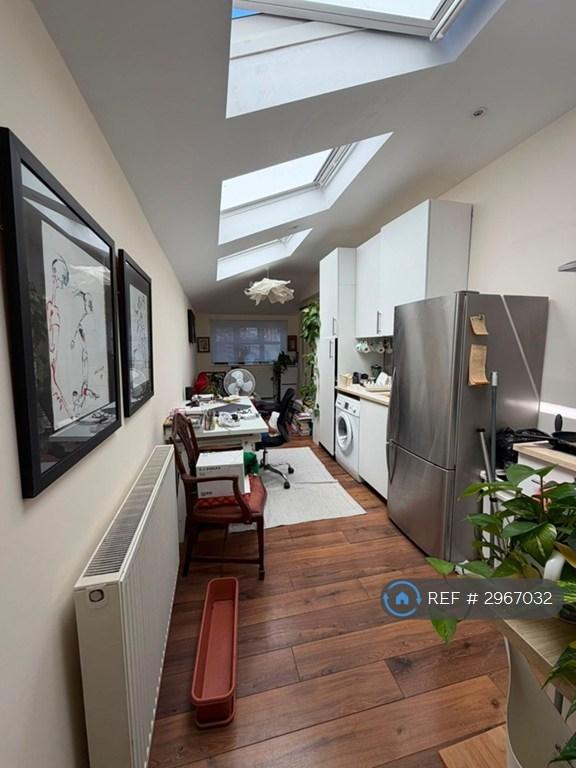 Flat Ruxley Lane in Epsom and Ewell