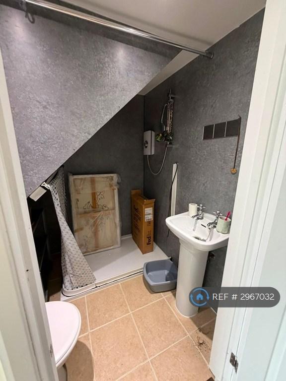 Flat Ruxley Lane in Epsom and Ewell