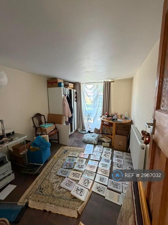 Flat Ruxley Lane in Epsom and Ewell