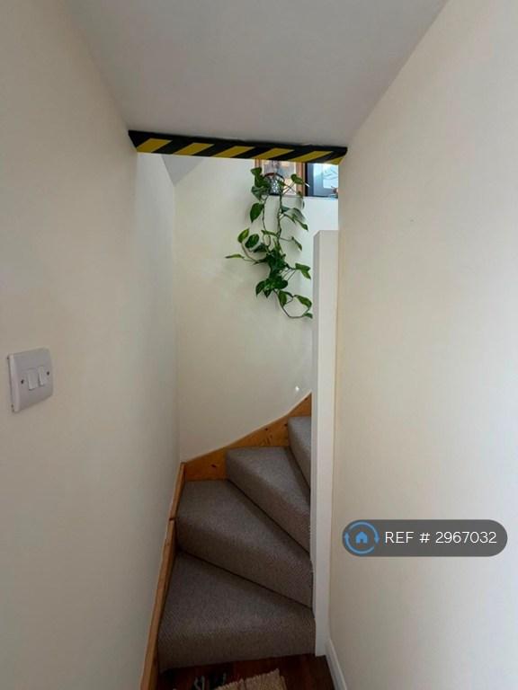 Flat Ruxley Lane in Epsom and Ewell