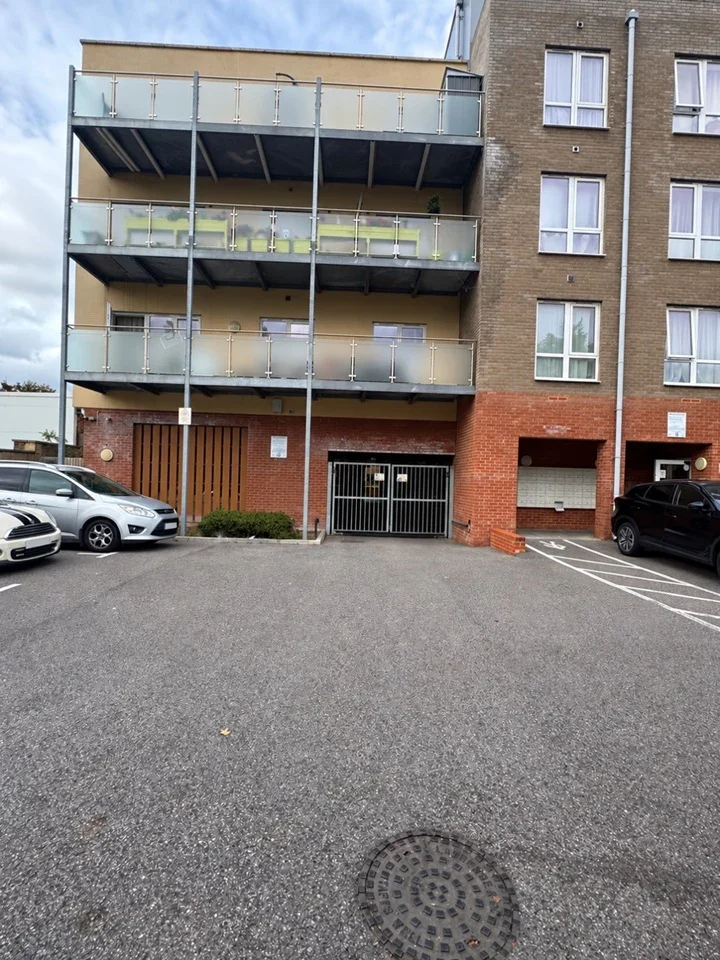 Flat London Road in Greater London