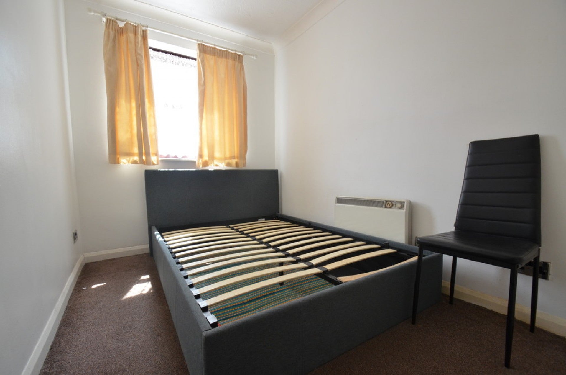 Flat Hatton Road in Greater London