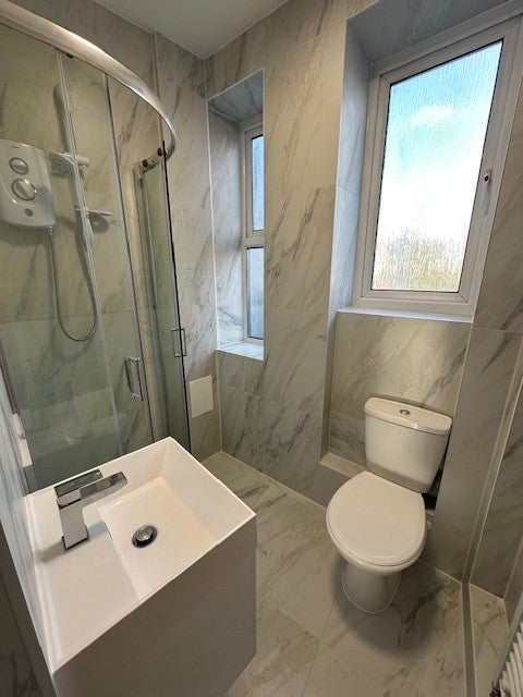Room Finchley Lane in Greater London