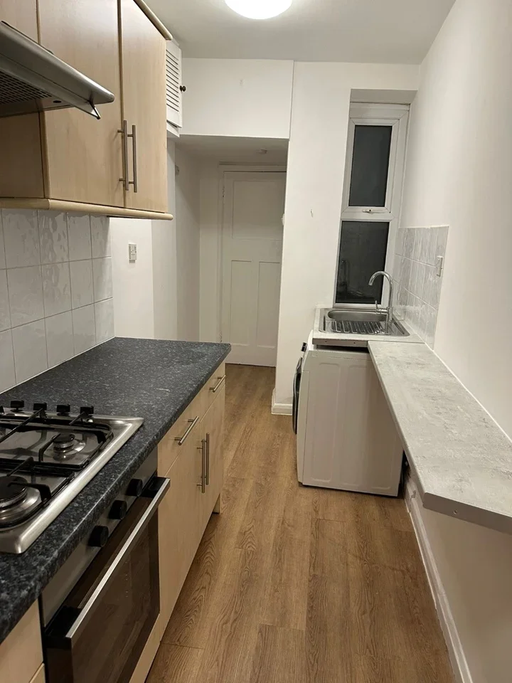 Room Finchley Lane in Greater London