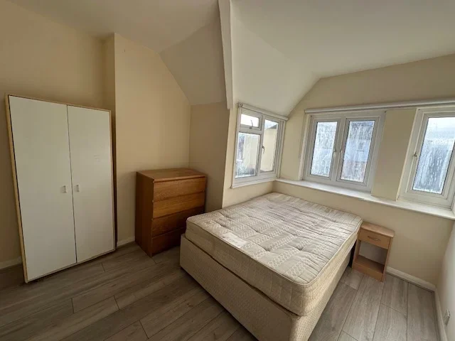 Room Finchley Lane in Greater London