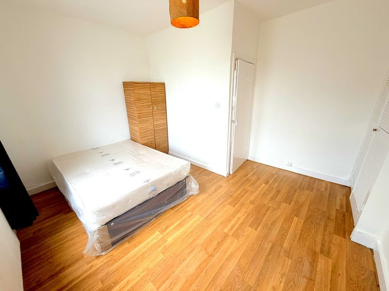 Flat Cedar Road in Greater London