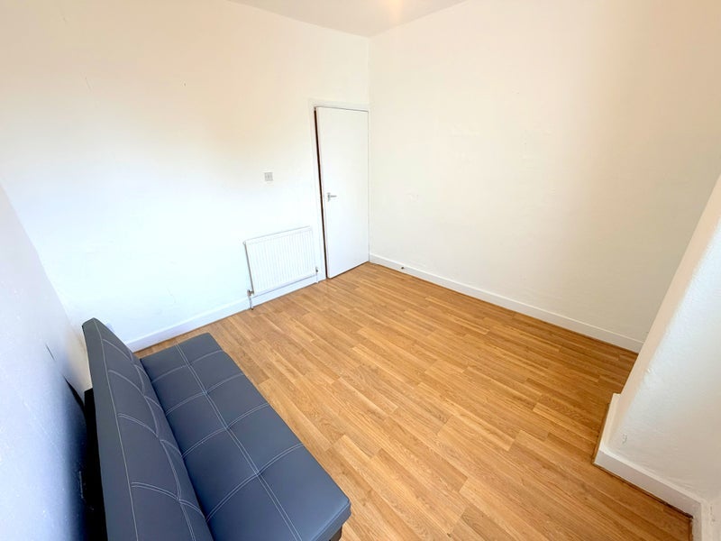 Flat Cedar Road in Greater London