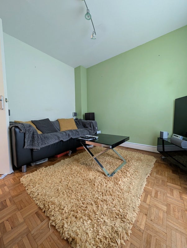 Room Bowen Way in Reigate and Banstead