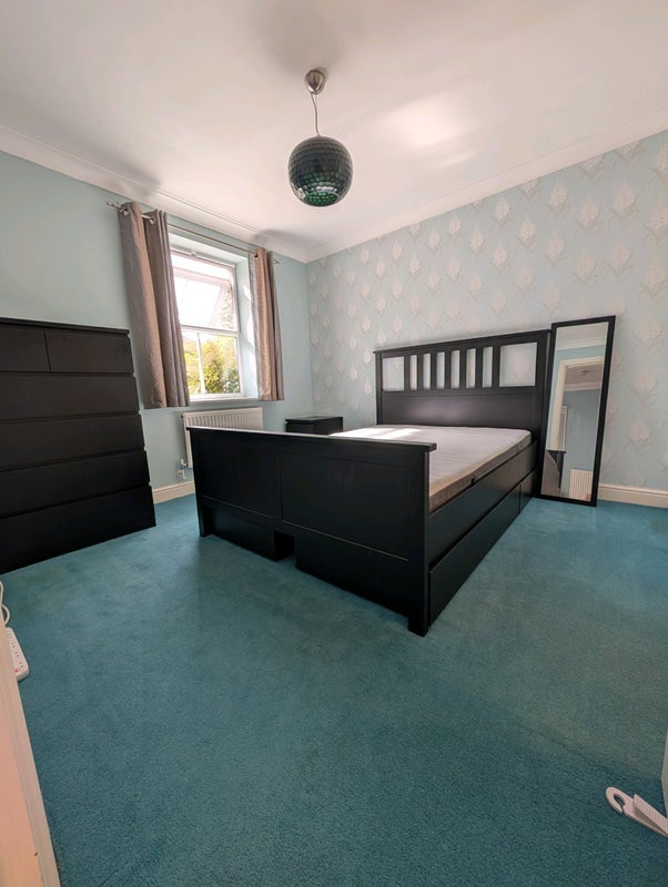 Room Bowen Way in Reigate and Banstead