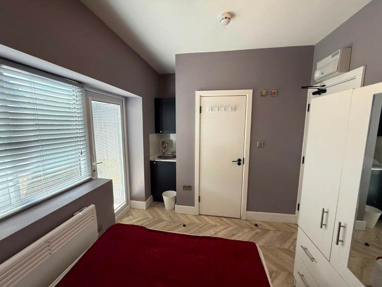 Flat Thornton Avenue in Greater London