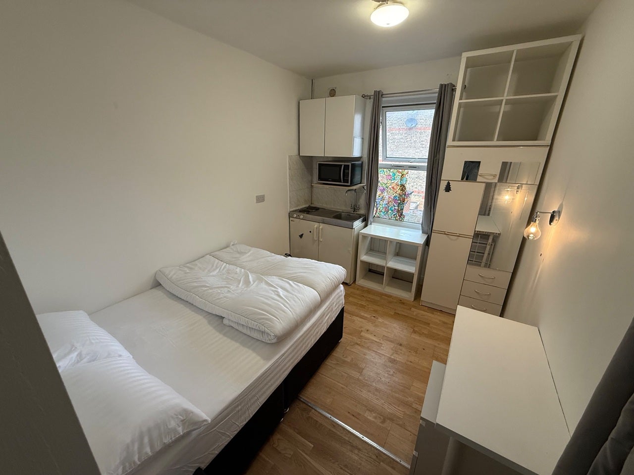 Room Chiswick High Road in Greater London