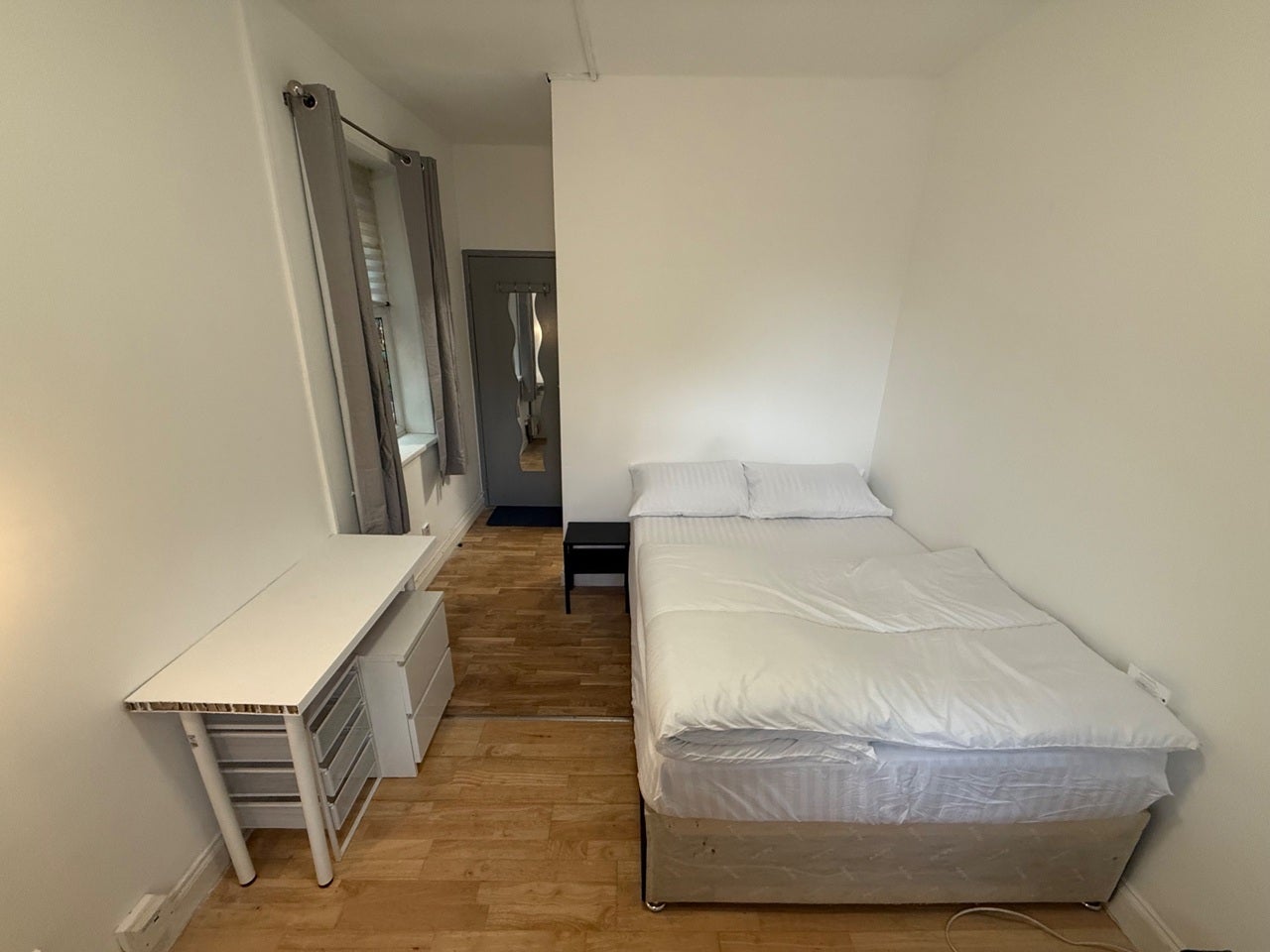 Room Chiswick High Road in Greater London