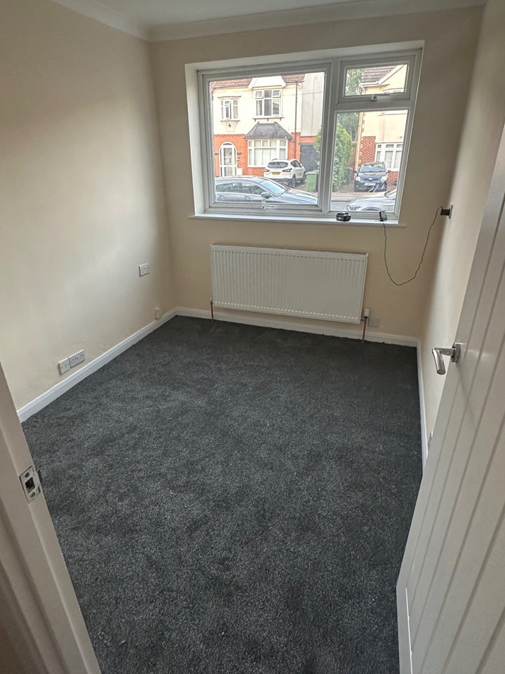 Flat Heathcote Grove in Greater London