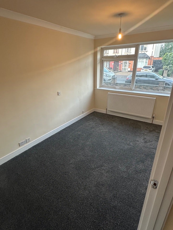 Flat Heathcote Grove in Greater London
