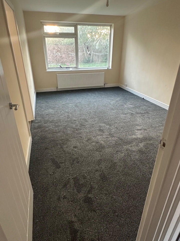 Flat Heathcote Grove in Greater London