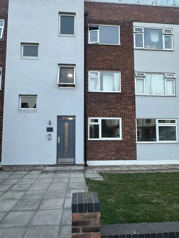Flat Heathcote Grove in Greater London