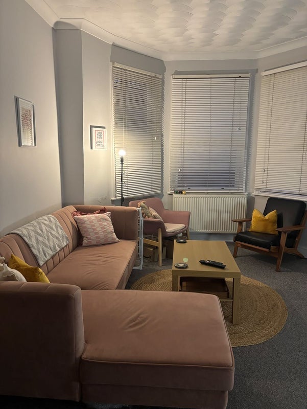 Flat Sandrock Road in Greater London
