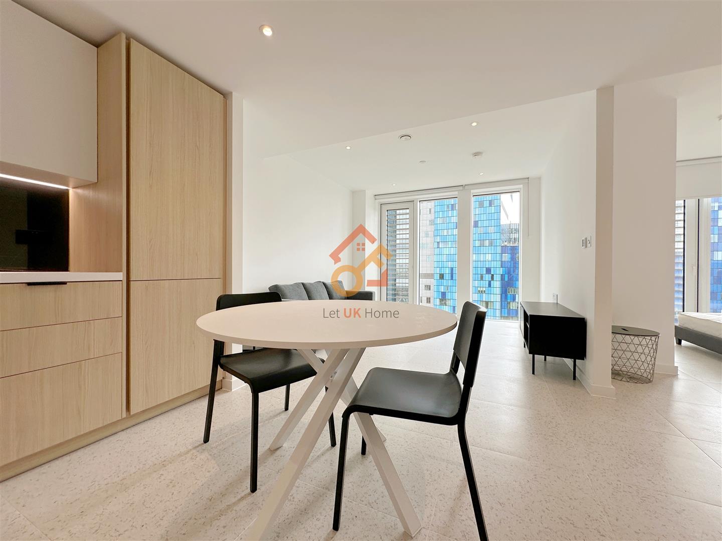 Flat Cendal Crescent in Greater London