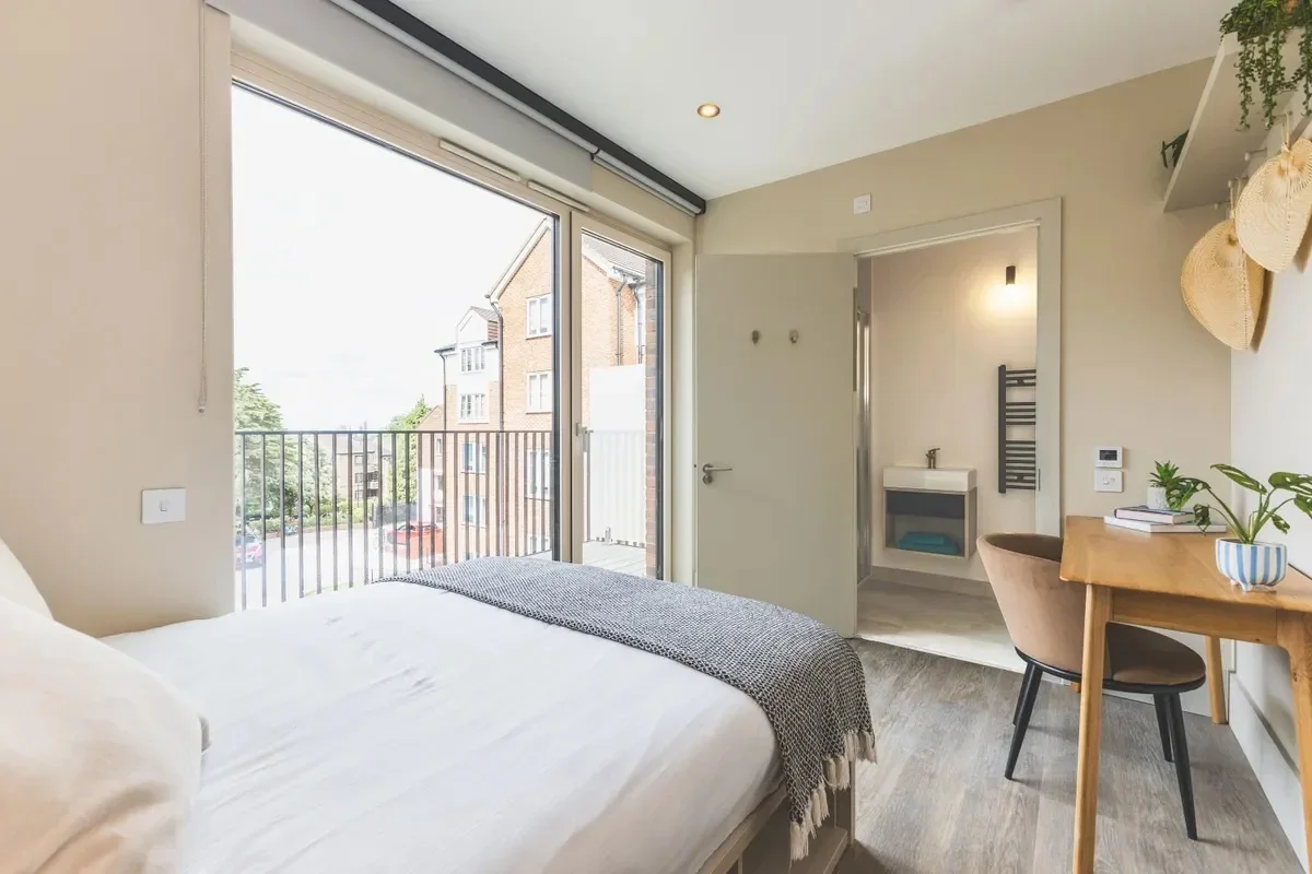 Room Augustus Road in Greater London