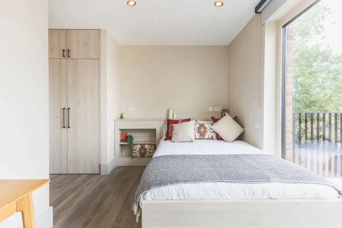 Room Augustus Road in Greater London