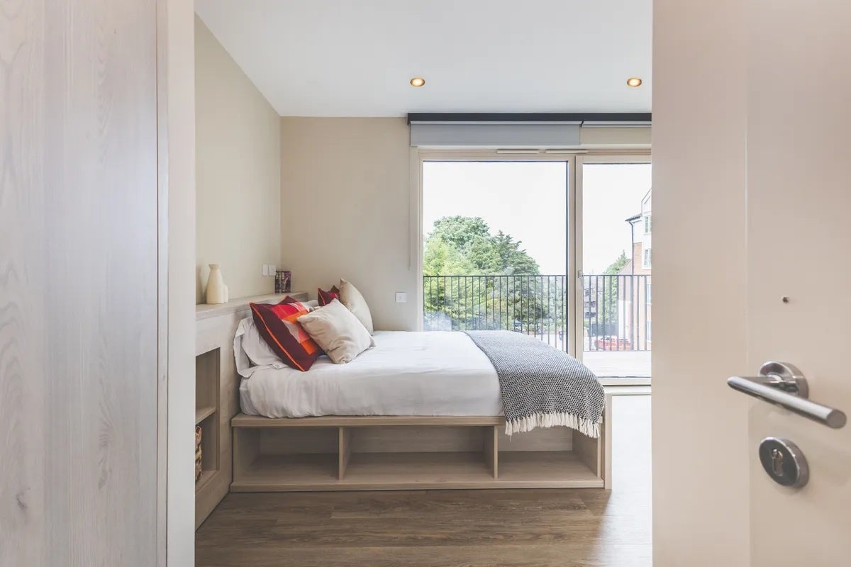 Room Augustus Road in Greater London