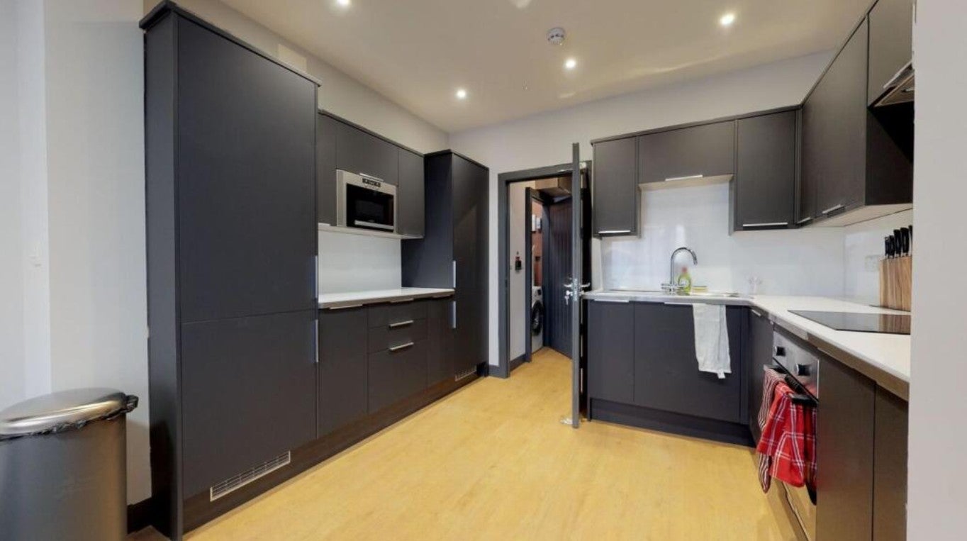 Room Newlands Road in Greater London