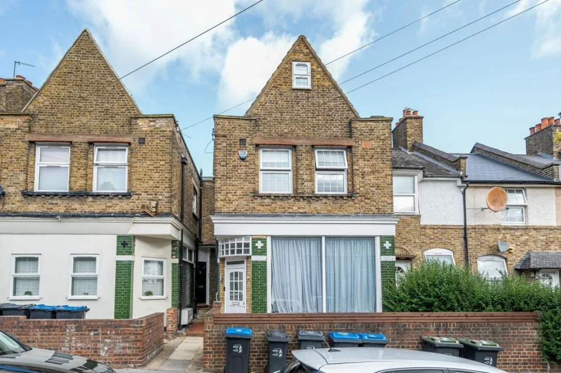 Room Newlands Road in Greater London