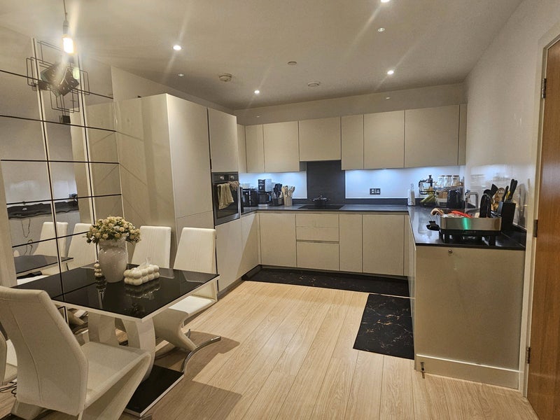 Room Cherry Orchard Road in Greater London